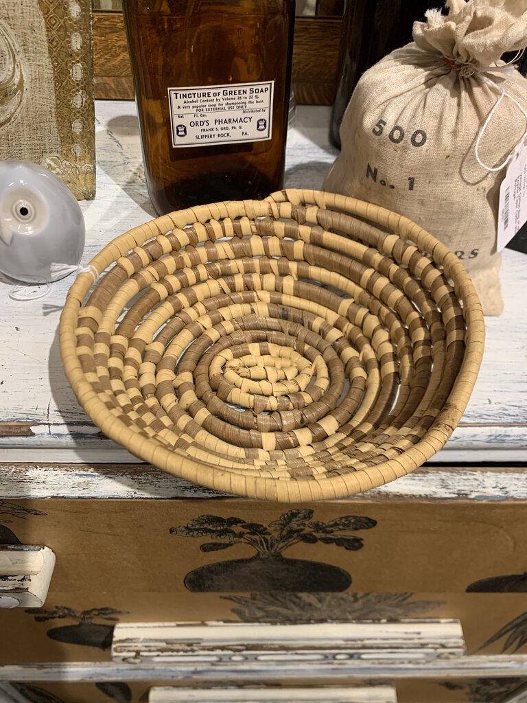 Vintage woven round basket~ 7" w x 2" t