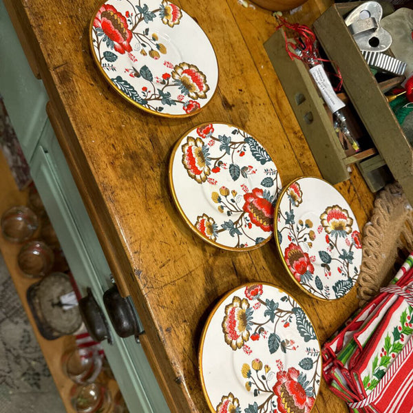 Set of 4 red and gold flower plates