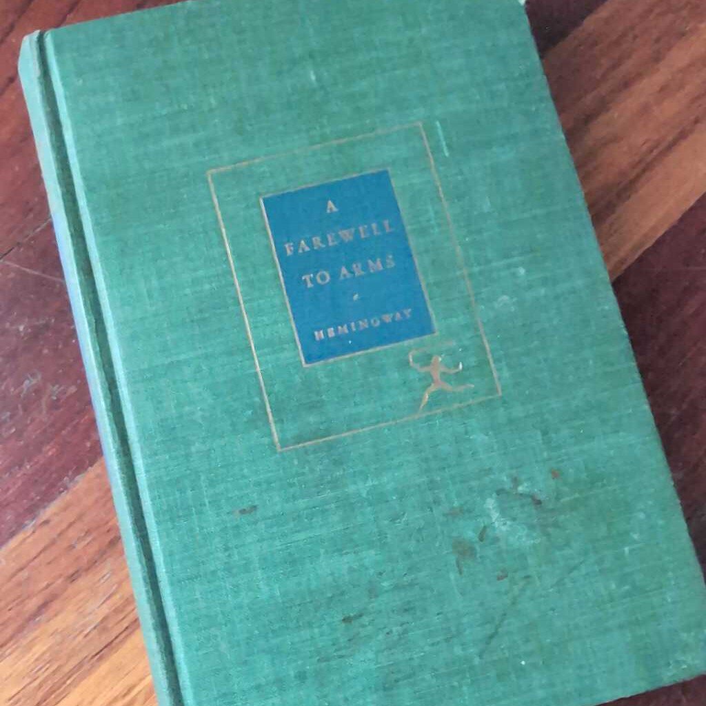 Vintage Book - A Farewell to Arms. Ernest Hemingway