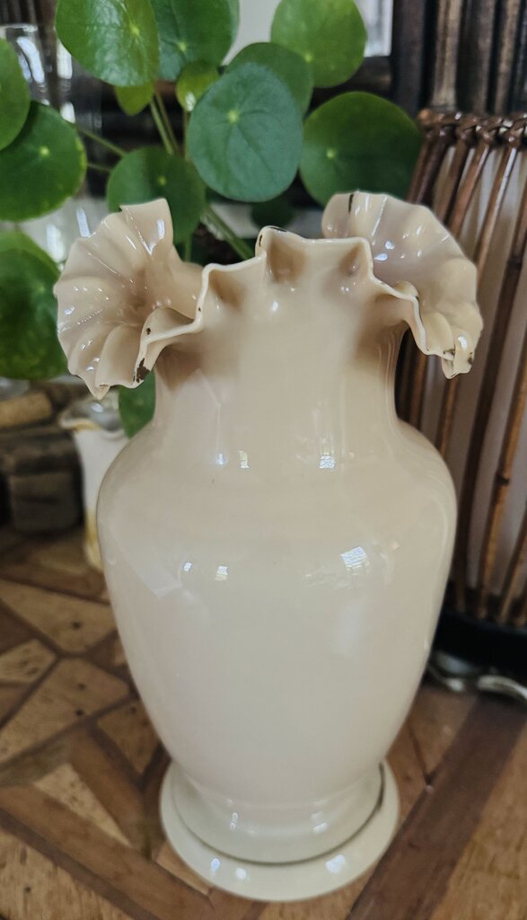 Vintage Ruffled Vase WH15