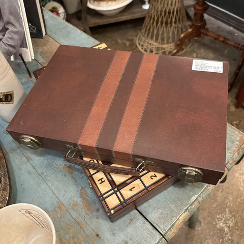 VINTAGE BACKGAMMON GAME IN LEATHERETTE CASE (COMPLETE)