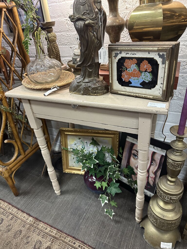 Chippy table appx. 28x28.5x18 in store pick up only