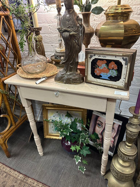 Chippy table appx. 28x28.5x18 in store pick up only