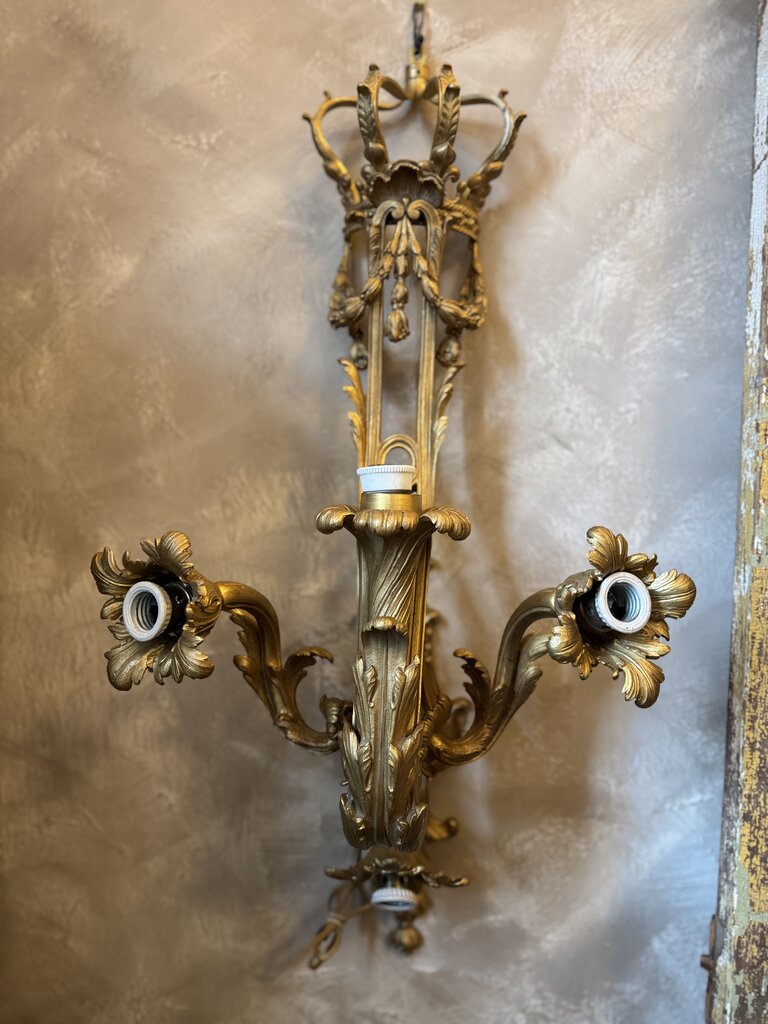 0310 Antique Rococo style wall sconce with crown & scrolling acanthus leaf detail