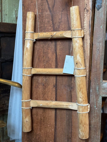 0677 small wooden ladder