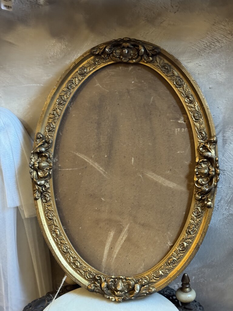 0688 oval ornate gilt wood frame