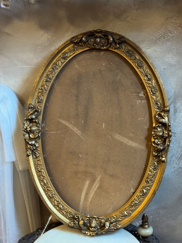 0688 oval ornate gilt wood frame