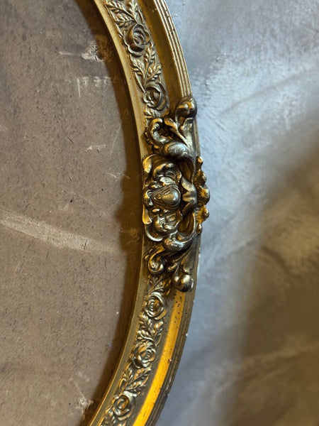 0688 oval ornate gilt wood frame