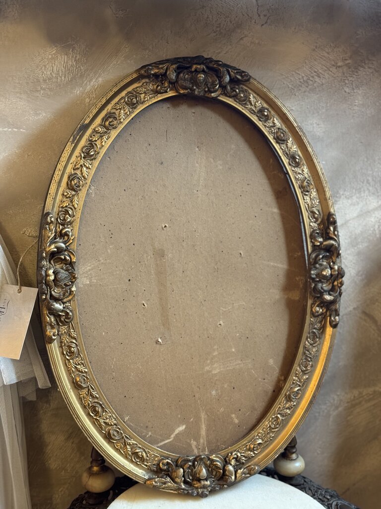 0687 ornate oval gilt wood frame