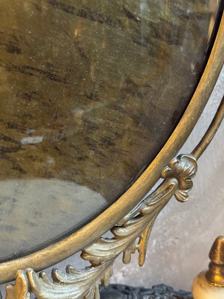 0689 oval gilt metal bubble glass antique frame