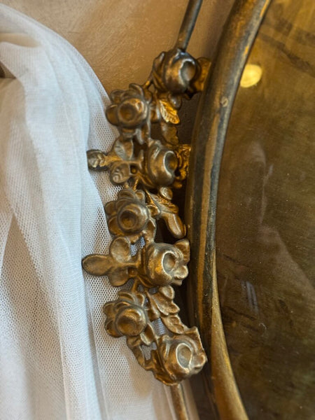 0689 oval gilt metal bubble glass antique frame