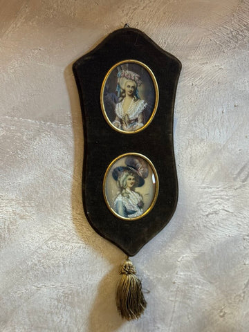 0557 2 Painted portraits in velvet frame