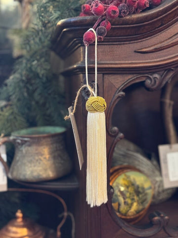 0732 White/gold tassle
