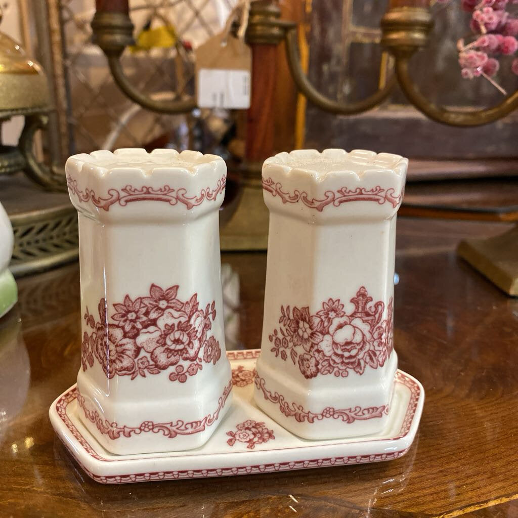 Vintage Old Britain Castle Salt and Pepper Shakers w/ Tray 5" x 4"