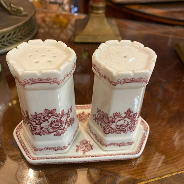 Vintage Old Britain Castle Salt and Pepper Shakers w/ Tray 5" x 4"