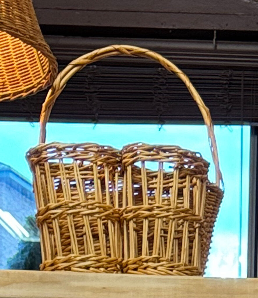 Boho basket with wine holders
