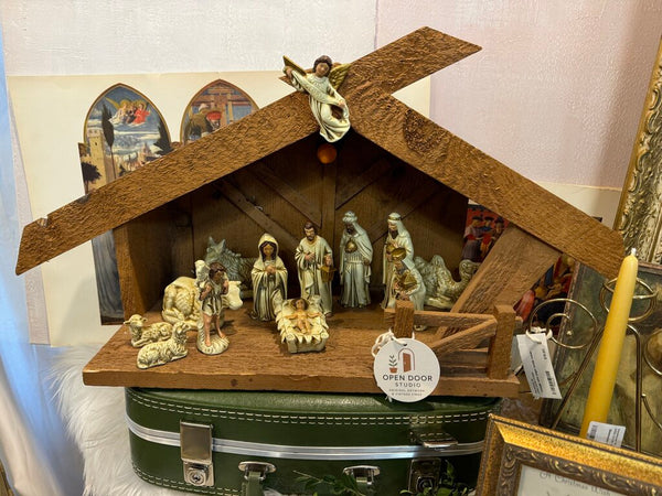 MCM creche with light and cream and gold nativity
