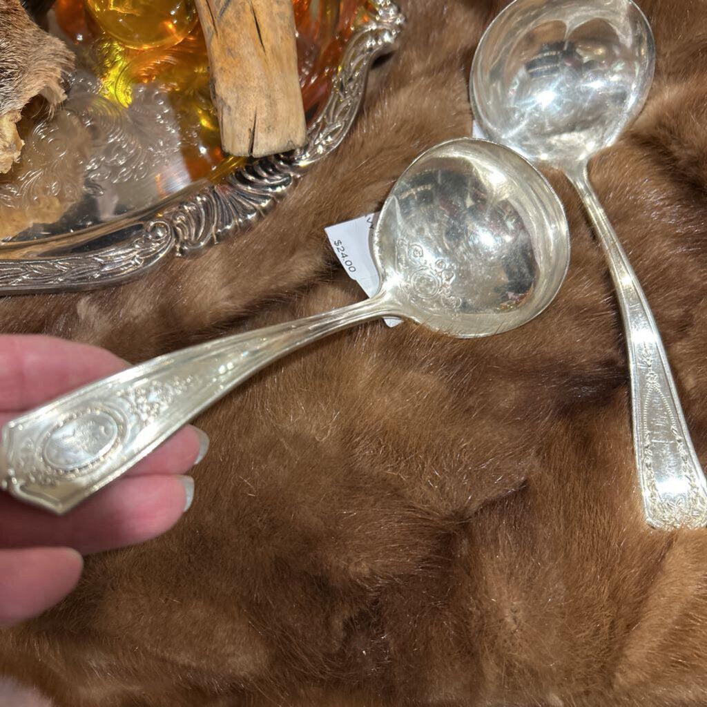 VINTAGE SAUCE/GRAVY LADLE