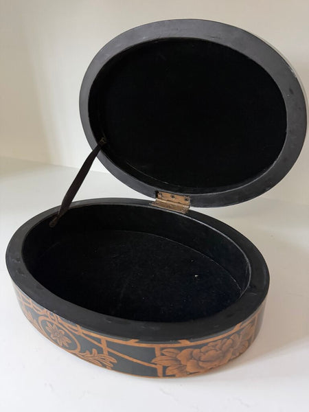 0131 Oval Velvet Lined Box