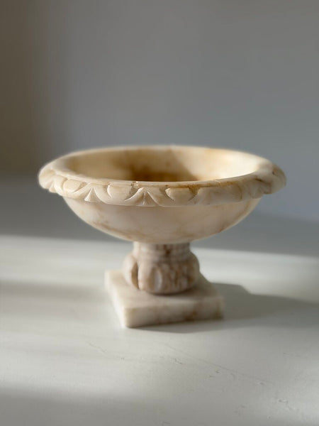 0973 7.25" Italian Alabaster. Bird Bath (as-is)