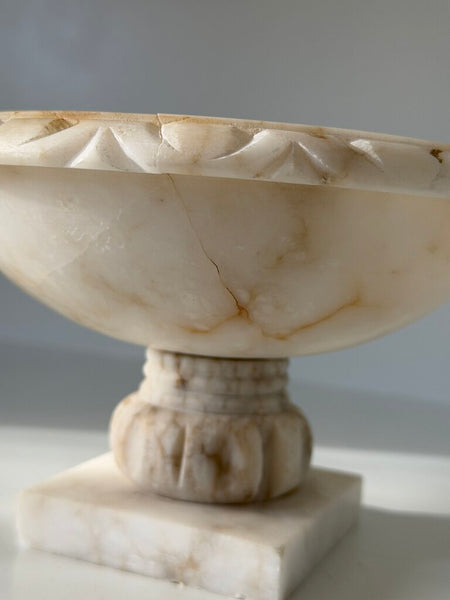 0973 7.25" Italian Alabaster. Bird Bath (as-is)