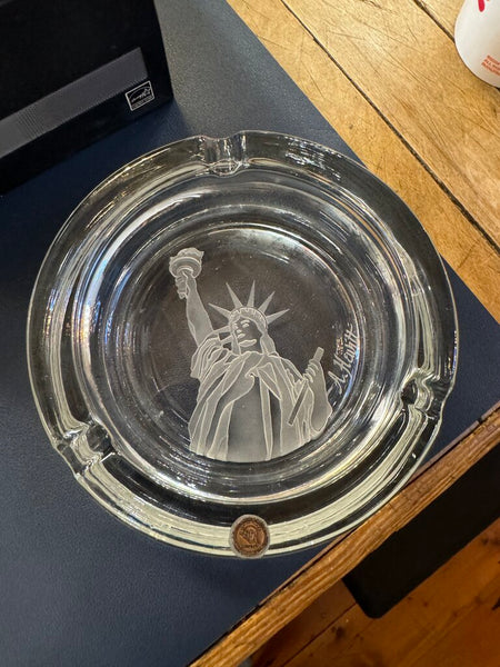 c.1986 VTG Statue of Liberty Centennial Glass Ashtray w/Medal & Signed A. Hewitt glass 6.75 x 1.75