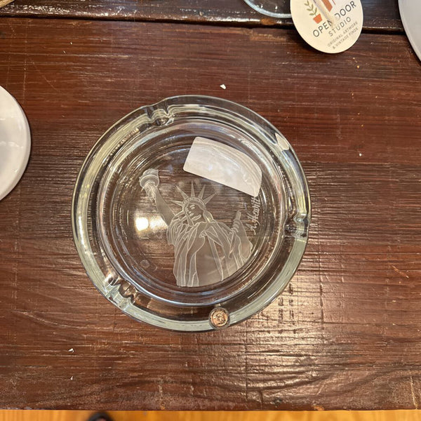 c.1986 VTG Statue of Liberty Centennial Glass Ashtray w/Medal & Signed A. Hewitt glass 6.75 x 1.75