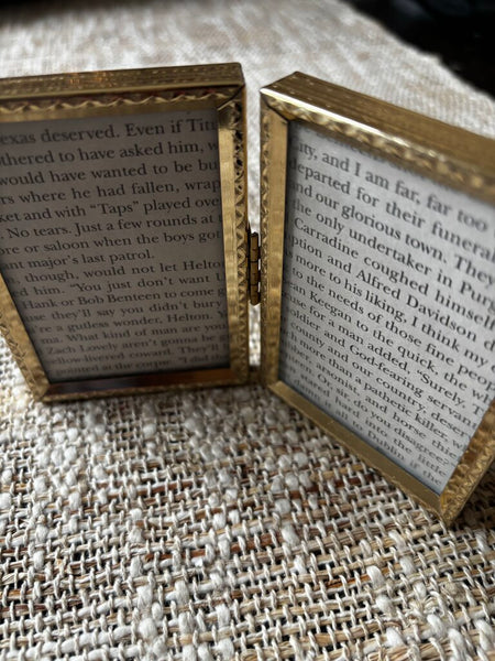 Vintage Gold Tone Metal Bi-Fold Photo Frame 2x3
