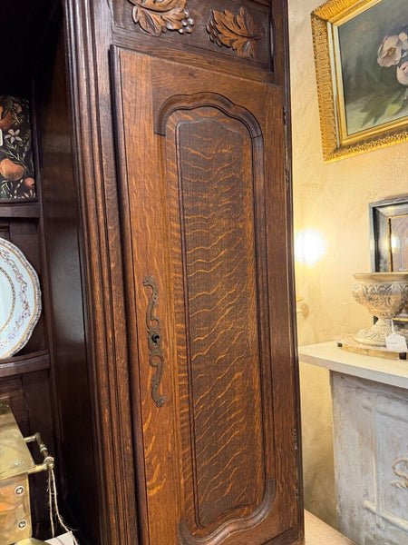 French Provincial Louis XV style Solid carved oak Buffet w/ KEY